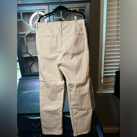 J. Crew Classic Straight Jean in White. Size 32 - Picture 4 of 5
